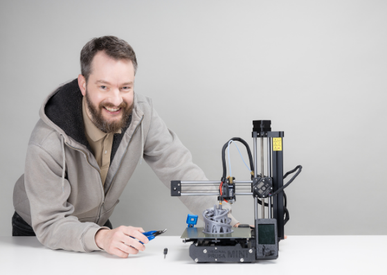 Simon vom Wawibox-Dreamteam mit 3-D-Drucker bei