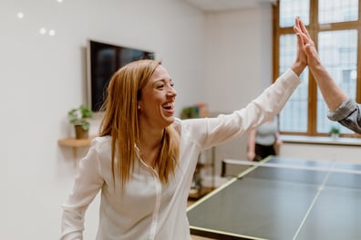 Wawibox Workshop Raum - Zwei Personen freudig an der Tischtennisplatte und geben sich eine High Five